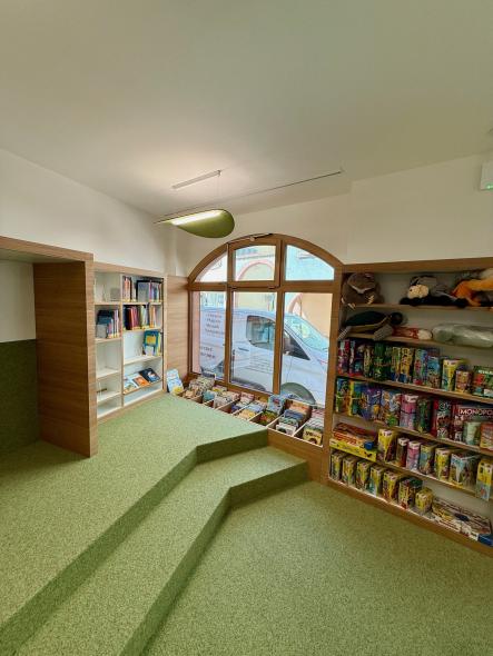 Innenaufnahme Kinderbereich Mediathek Ettenheim mit neuen Holzfenstern von PaX
