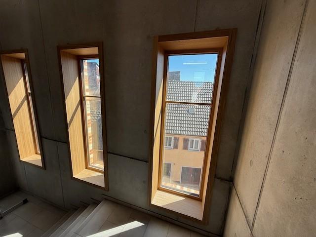 Bodentiefe Holzfenster von PaX in der Mediathek Ettlingen
