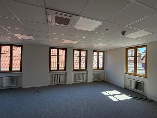 Holzfenster mit Sprossen in der Mediathek Ettlingen