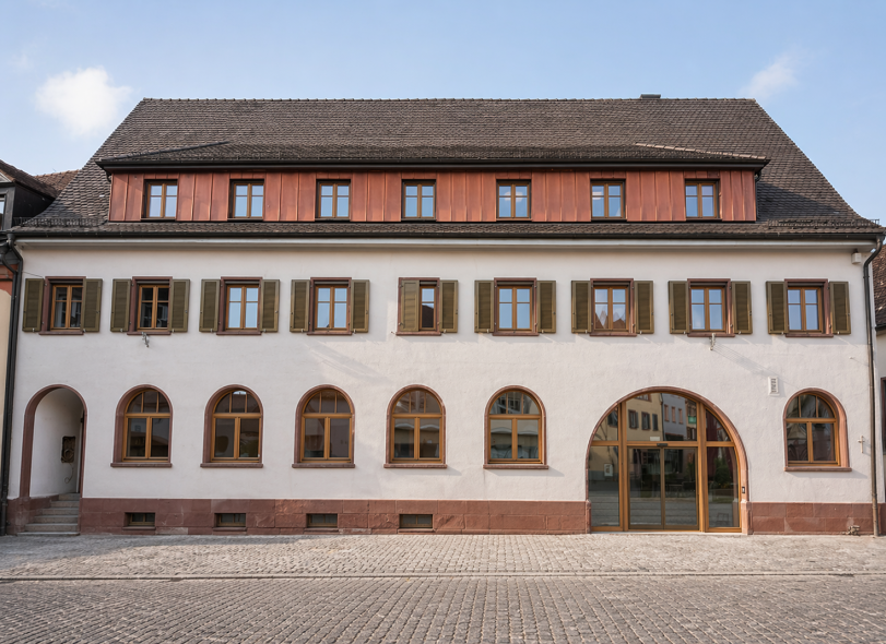 Die sanierte Fassade mit neuen Holzfenstern von PaX der Mediathek Ettenheim
