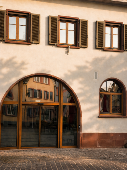 EIngangsbereich der Mediathek Ettlingen mit neuen Rundbogen-Holzfenstern von PaX