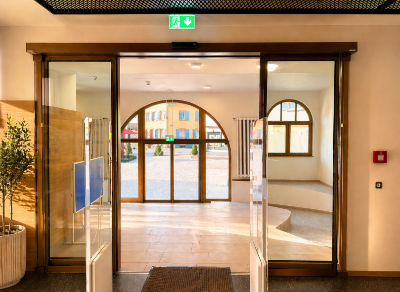 Innenansicht des Eingangsbereichs der Mediathek Ettlingen