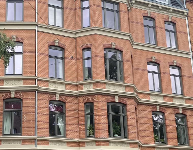 sanierte Backsteinfassade Norddeutschland Holzfenster 
