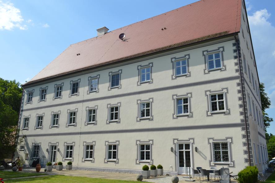 Schloss Denkmalschutz sanierte Fassade Holzfenster Fassadenmalerei 