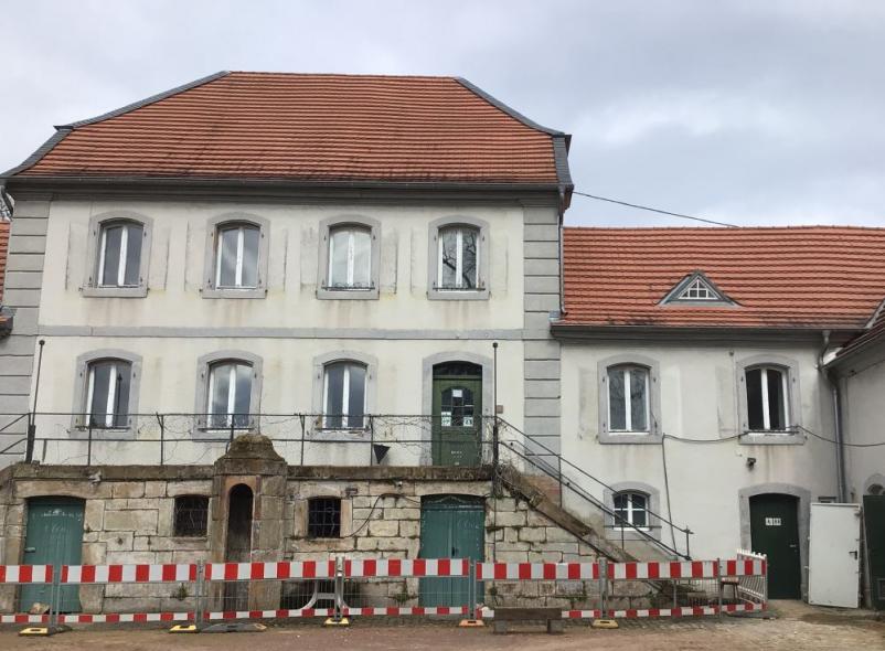 unsaniertes altes Gebäude schlechter Zustand Denkmalschutz 