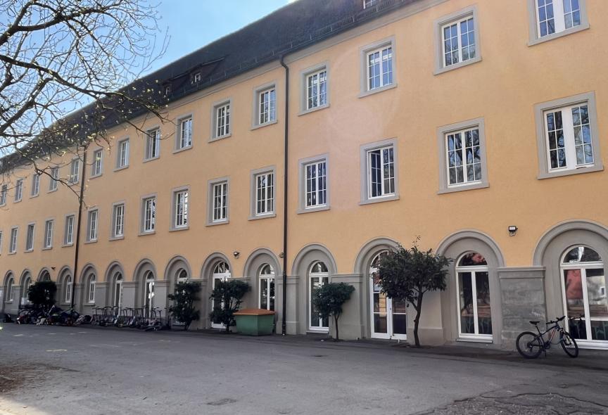 massives mehrgeschossiges Gebäude mit Holzfenstern 