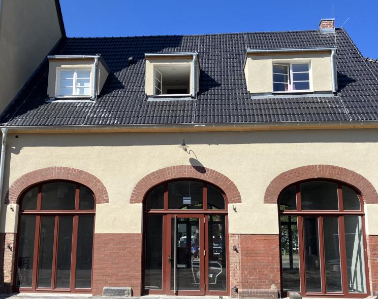altes Haus Denkmalschutz Stichbogen Fenster und Türen Holztüren Gauben