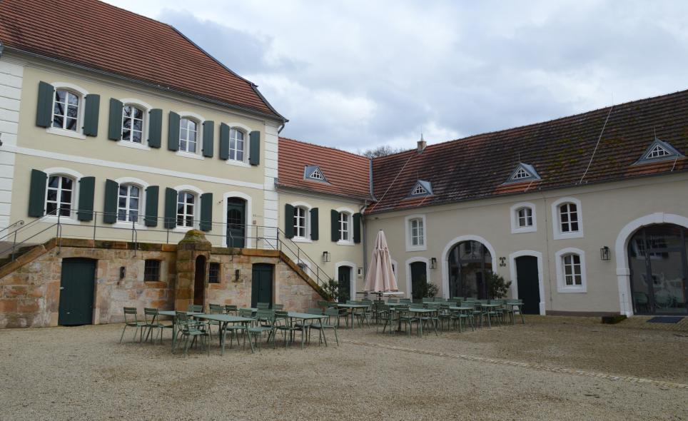 saniertes Schloss Innenhof Holzfenster grüne Läden rote Dacheindeckung Denkmalschutz