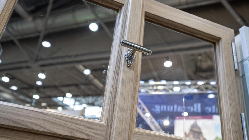Nahaufnahme am Oberlicht eines PaXsimplex 45 Holzfensters