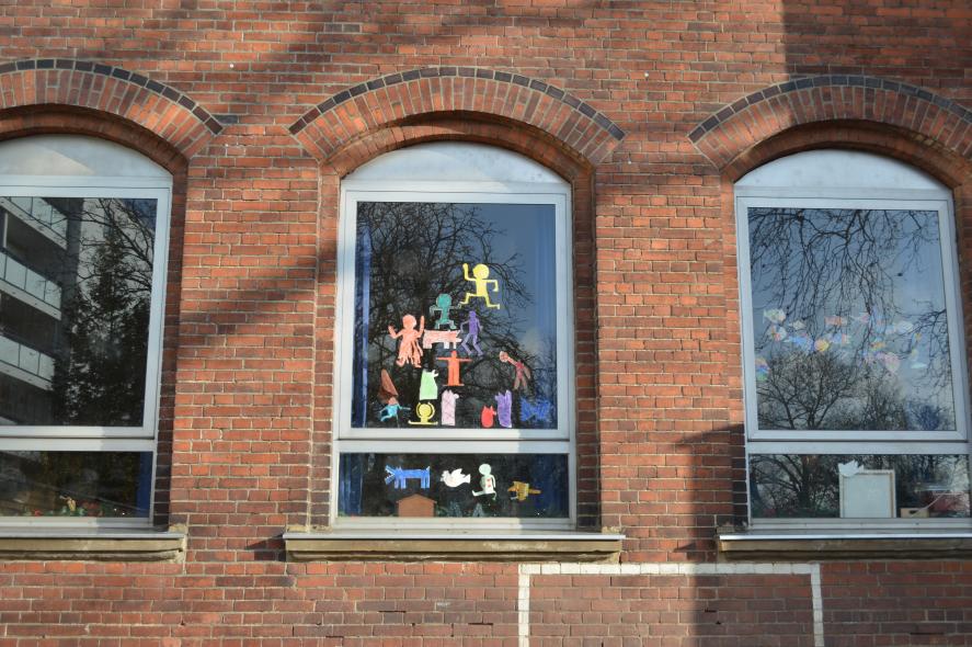unpassende Aluminiumfenster in historischer Backsteinfassade Denkmalschutz