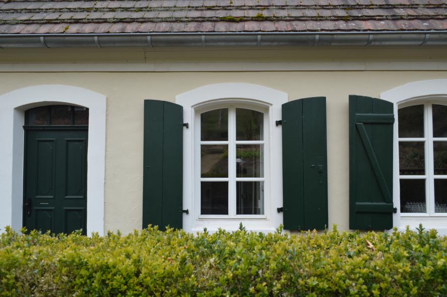neue Holzfenster Sprossenfenster Stichbogen grüne Blendläden 