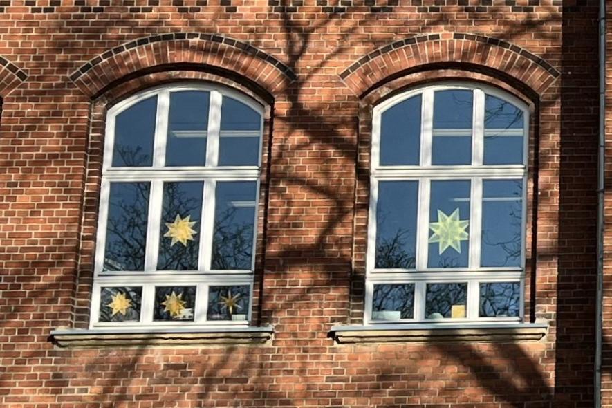 Stichbogen Holzfenster in Backsteinfassade Schulgebäude Denkmalschutz