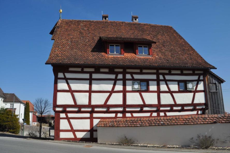 saniertes Fachwerkhaus Holzfenster Denkmalschutz rote Dacheindeckung