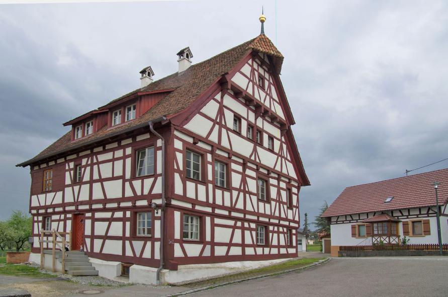 saniertes Fachwerkhaus rotes Fachwerk Holzfenster Denkmalschutz Holzfenster