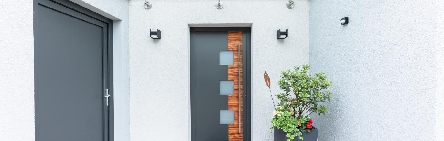 Holz-Aluminium-Haustür in anthrazit mit Glasausschnitten