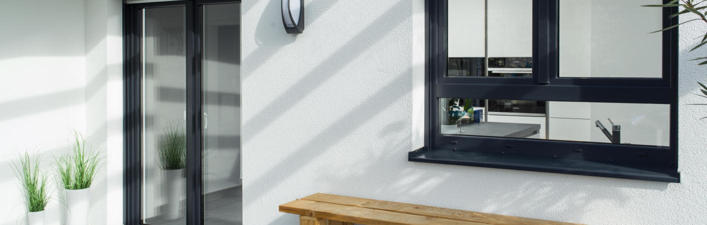 Schwarze Kunststofffenster von PaX