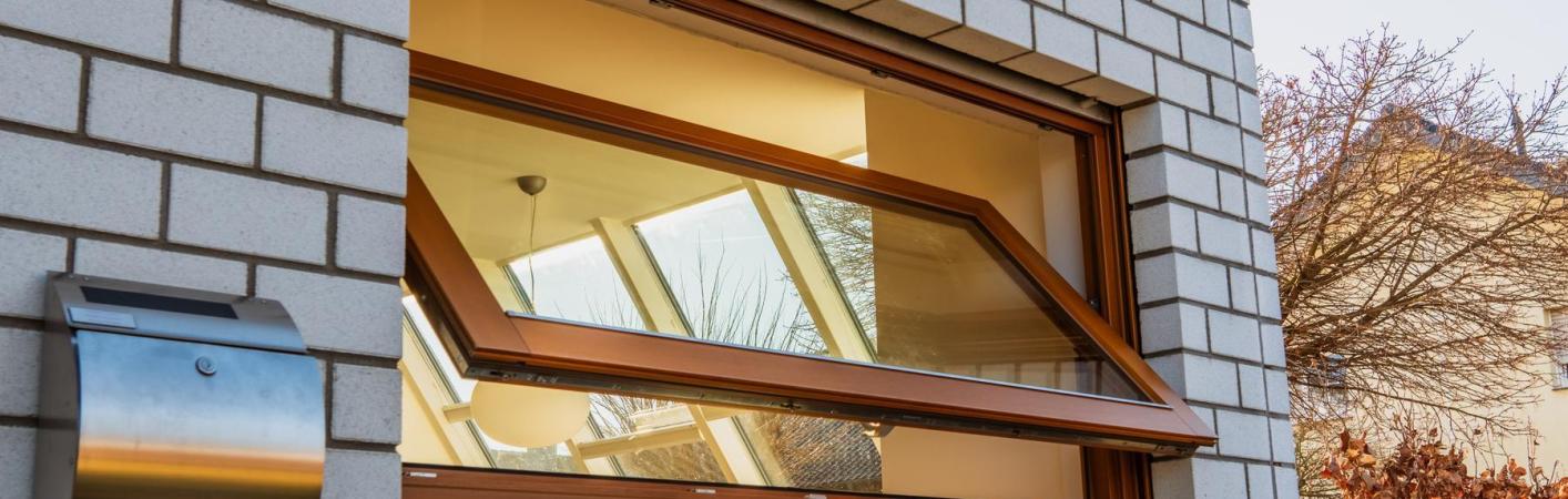 Schwingflügelfenster geöffnet