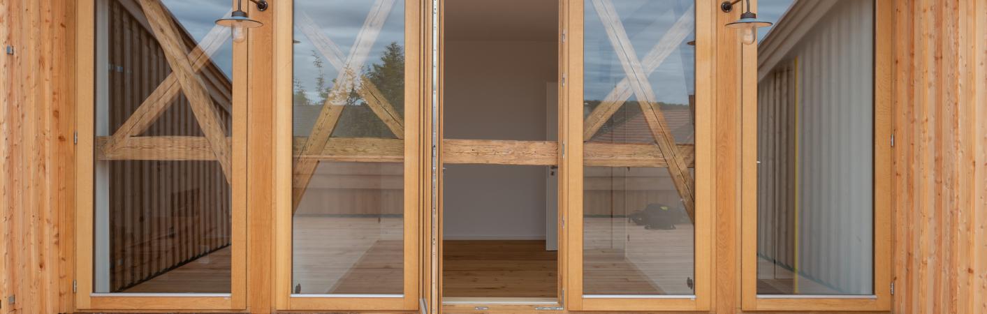 Bodentiefe Holz-Fenster auf Terrasse