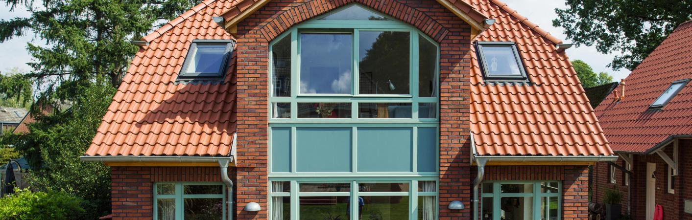 Blaue Holzfenster in Klinkergebäude bei Hamburg