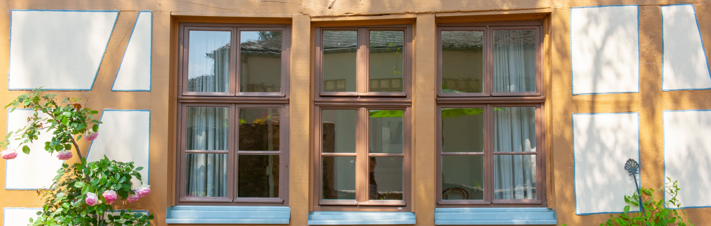 Historische und rekonstruierte Fenster in einem denkmalgeschützten Fachwerkhaus