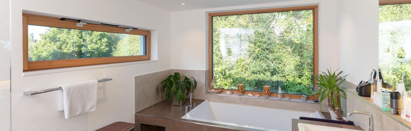 Kippfenster und Festverglasung im Bad