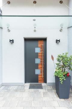 Holz-Aluminium-Haustür in anthrazit mit Glasausschnitten