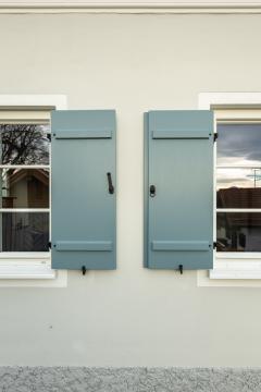 Denkmalgerechte Holzfenster weiss mit blauen Fensterläden
