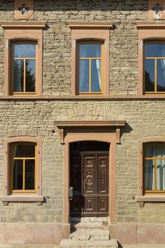 Braune Holzfenster für Altbau in Bockenheim